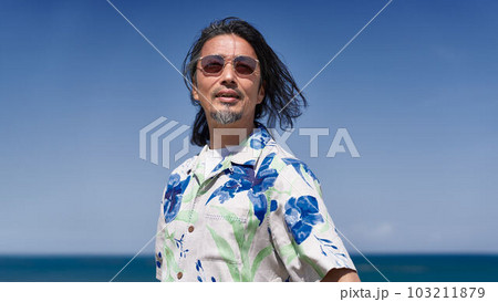 海辺に立つミドルシニア男性のポートレート 103211879