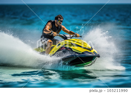 夏の海でジェットスキーを楽しむ男性 103211990