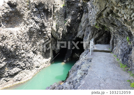 新潟　新潟市西蒲区　角田岬の遊歩道トンネル 103212059