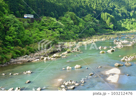 四万十川沿いを走る鉄道ホビートレイン 四万十川沿いを走る鉄道ホビートレイン 103212476