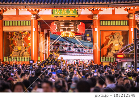 日本の東京都市景観 三社祭4年ぶり完全復活！…宮入りへ。仲見世に入る神輿＝5月21日・最終日 103212549