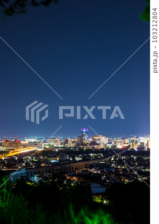 呉羽山展望台から富山駅方面の夜景と晴れの夜空|富山県富山市 呉羽山展望台から富山駅方面の夜景と晴れの夜空|富山県富山市 103212804