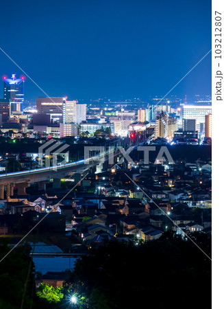 呉羽山展望台から富山駅方面の夜景と晴れの夜空|富山県富山市 呉羽山展望台から富山駅方面の夜景と晴れの夜空|富山県富山市 103212807