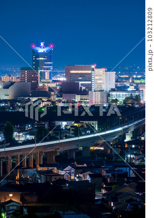 呉羽山展望台から富山駅方面の夜景と晴れの夜空|富山県富山市 呉羽山展望台から富山駅方面の夜景と晴れの夜空|富山県富山市 103212809
