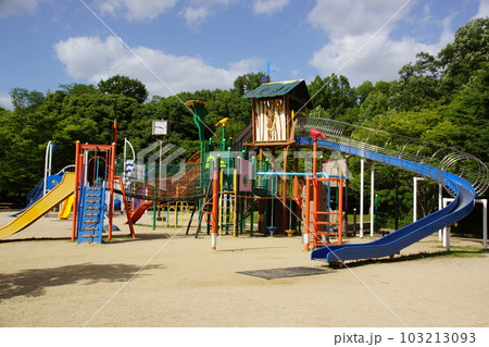 遊び遊具がいっぱいの子供公園 遊び遊具がいっぱいの子供公園 103213093