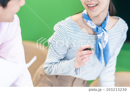 オフィスで女性に近づく男性と少し下がる女性 顔無し オフィスで女性に近づく男性と少し下がる女性 顔無し 103213230
