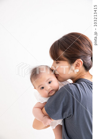 赤ちゃんとママ　baby and mom 103213415