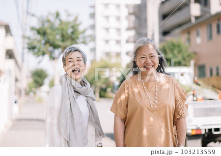 ショッピング・お出かけを楽しむシニア女性・友達　 103213559