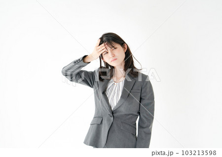 女性　発熱　寒気　風邪 103213598