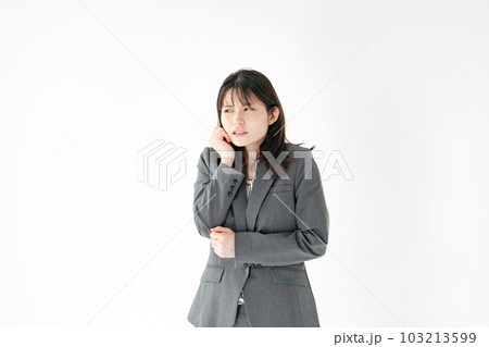 女性　発熱　寒気　風邪 103213599