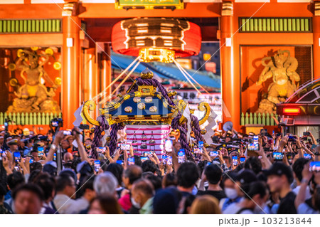 日本の東京都市景観 三社祭4年ぶり完全復活!…宮入りへ。熱気あふれる浅草寺前…=5月21日・最終日 日本の東京都市景観 三社祭4年ぶり完全復活!…宮入りへ。熱気あふれる浅草寺前…=5月21日・最終日 103213844