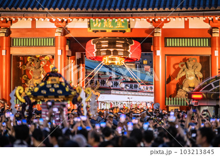 日本の東京都市景観 三社祭4年ぶり完全復活!…宮入りへ。熱気あふれる浅草寺前…=5月21日・最終日 日本の東京都市景観 三社祭4年ぶり完全復活!…宮入りへ。熱気あふれる浅草寺前…=5月21日・最終日 103213845
