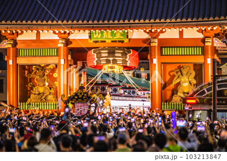日本の東京都市景観 三社祭4年ぶり完全復活!…宮入りへ。熱気あふれる浅草寺前…=5月21日・最終日 日本の東京都市景観 三社祭4年ぶり完全復活!…宮入りへ。熱気あふれる浅草寺前…=5月21日・最終日 103213847