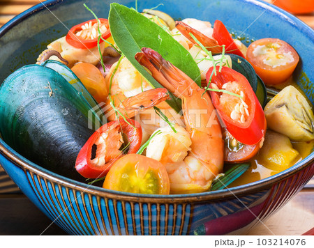 Soup tom yum with tomato and mussels side view  103214076