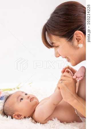 スキンシップをとる赤ちゃんとママ　baby 103214226