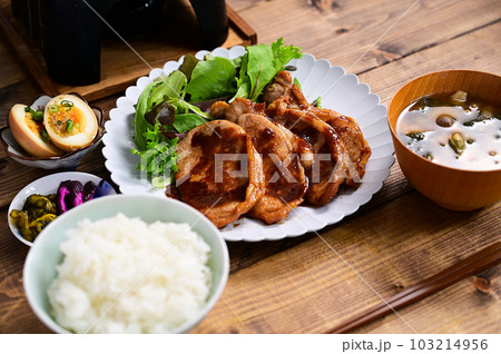 豚の生姜焼きとご飯とみそ汁 103214956