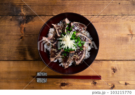 カツオのたたき漬け丼と新生姜 カツオのたたき漬け丼と新生姜 103215770