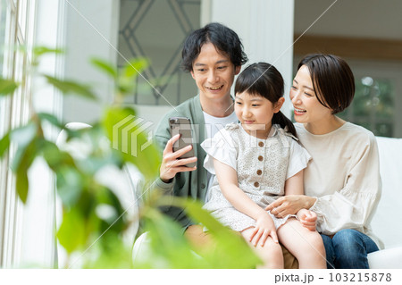スマホで自撮りをする親子 スマホで自撮りをする親子 103215878