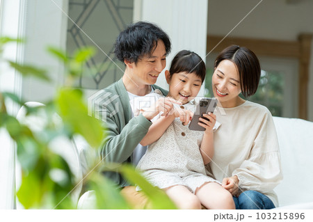 スマホ　親子　ファミリー 103215896