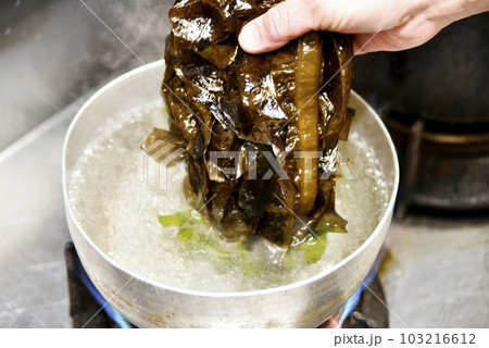 ワカメを湯通しする 103216612