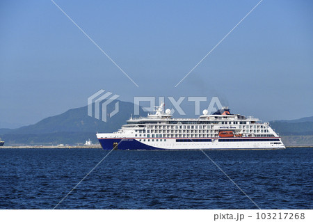 初夏の北海道函館市函館港に寄港するクルーズ船ハンセアティックネイチャー号の風景を撮影 初夏の北海道函館市函館港に寄港するクルーズ船ハンセアティックネイチャー号の風景を撮影 103217268