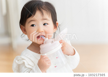 マグカップで飲み物を飲む生9ヶ月の赤ちゃん マグカップで飲み物を飲む生9ヶ月の赤ちゃん 103217305