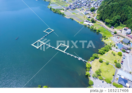 ドローン撮影｜釣り桟橋が浮かぶ余呉湖｜釣りイメージ｜滋賀県長浜市余呉町 103217406