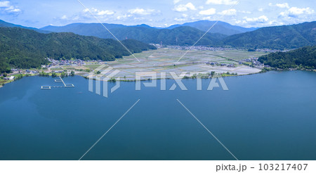ドローン撮影|気持ちの良い青空と深緑の森と余呉湖|滋賀県長浜市余呉町 ドローン撮影|気持ちの良い青空と深緑の森と余呉湖|滋賀県長浜市余呉町 103217407