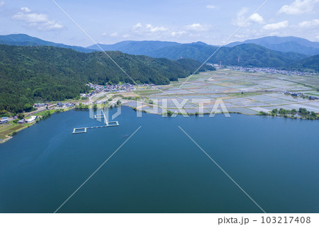 ドローン撮影｜気持ちの良い青空と深緑の森と余呉湖｜滋賀県長浜市余呉町 103217408