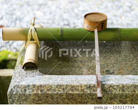神社の手水舎と柄杓 103217784