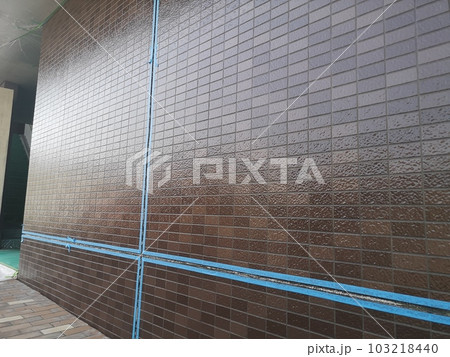 エントランス外壁タイル壁のクリア塗装後の目地シーリング後打工法での打替え工事、施工中 エントランス外壁タイル壁のクリア塗装後の目地シーリング後打工法での打替え工事、施工中 103218440