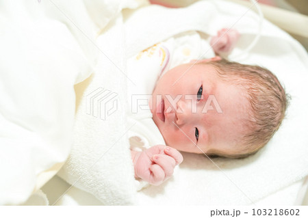 おくるみにくるまった新生児 103218602