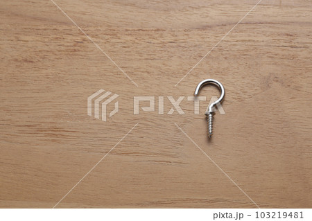 木目のテーブルの上で撮影したフック付きネジ 木目のテーブルの上で撮影したフック付きネジ 103219481