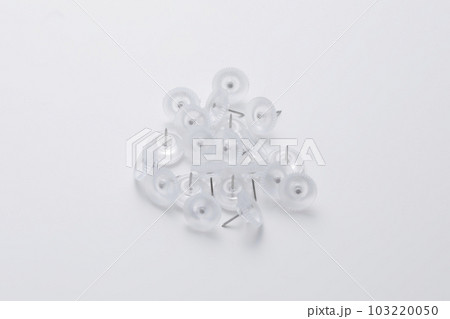 白背景で撮影した画鋲 103220050