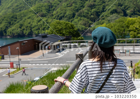 川原湯温泉駅と八ッ場あがつま湖を眺める女性 川原湯温泉駅と八ッ場あがつま湖を眺める女性 103220350