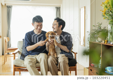 犬のいる暮らし 男性2人組 103220451