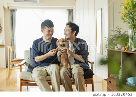 犬のいる暮らし 男性2人組 103220452