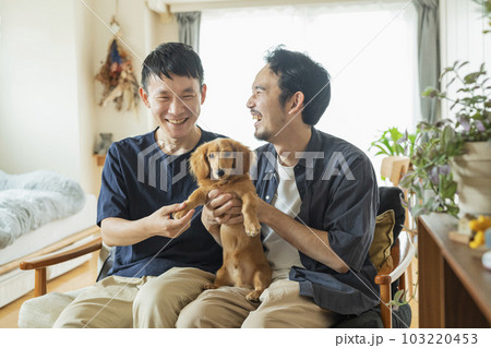 犬のいる暮らし 男性2人組 103220453
