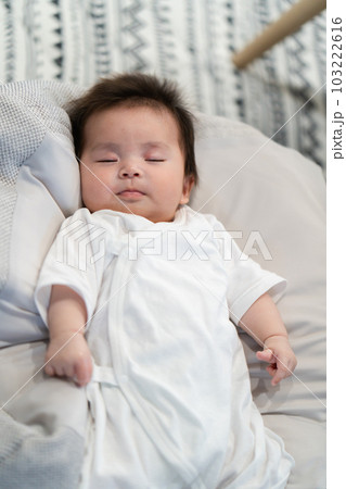 クッションの上で眠っている赤ちゃん 103222616