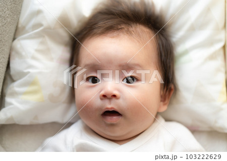 寝転んで笑っている赤ちゃん 寝転んで笑っている赤ちゃん 103222629