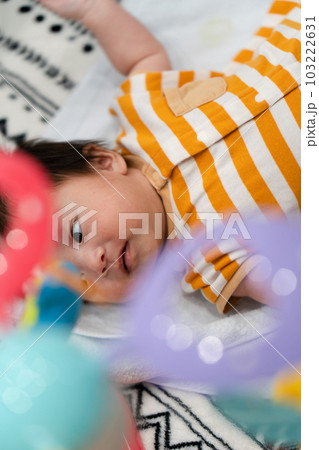 ボーダーの服を着た赤ちゃん 103222631