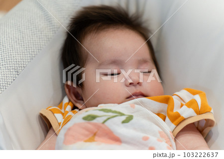クッションの上で眠っている赤ちゃん クッションの上で眠っている赤ちゃん 103222637