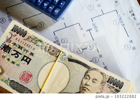等親図の上に置かれた一万円札、相続イメージ 103222882