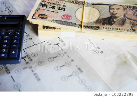 等親図の上に置かれた一万円札、相続イメージ 103222898