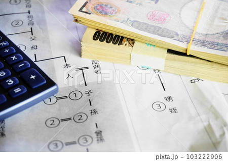 等親図の上に置かれた一万円札、相続イメージ 103222906