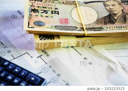 等親図の上に置かれた一万円札、相続イメージ 103223525