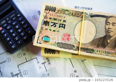 等親図の上に置かれた一万円札と電卓、相続イメージ 103223526