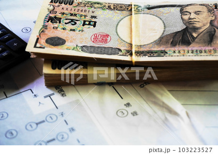 等親図の上に置かれた一万円札、相続イメージ 103223527
