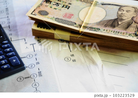 等親図の上に置かれた一万円札、相続イメージ 103223529
