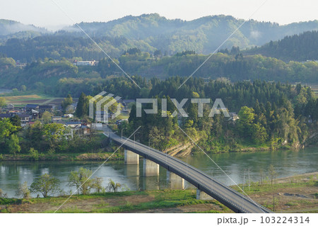 関越自動車道　越後川口SA展望広場から信濃川（新潟県長岡市） 103224314